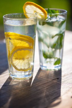 masada bir bardak limonata