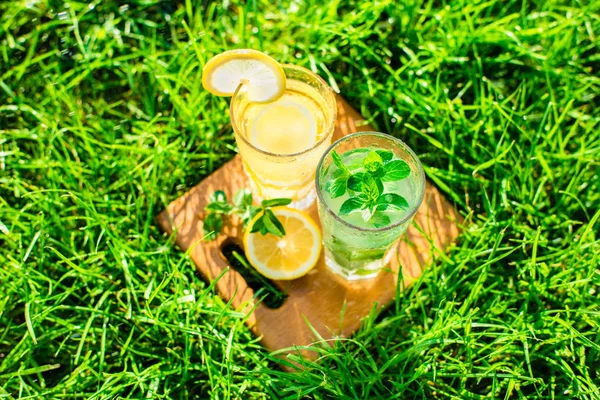 Лимонад в стакане на зеленой траве — стоковое фото