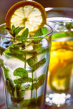 masada bir bardak limonata