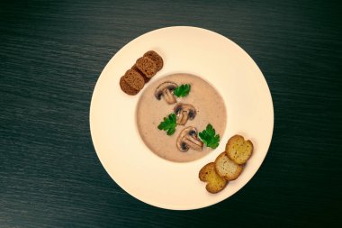 Kremalı mantar çorbası. 