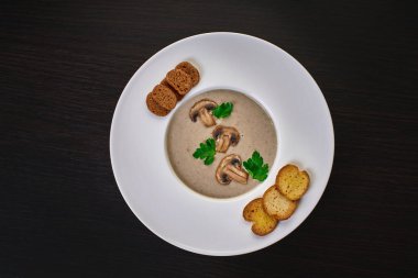 Kremalı mantar çorbası. 