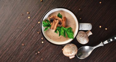 Kupada kremalı mantar çorbası