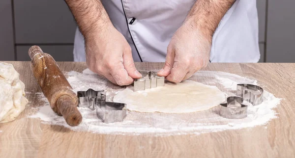 Cozinheiro Masculino Preparar Biscoitos Natal Mãos Perto — Fotografia de Stock