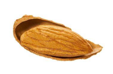 Beyaz izole bir arkaplan üzerinde kırpma yolu ile badem kabuğu                               