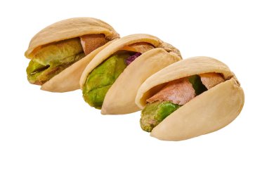 Beyaz izole edilmiş arka planda kırpma yolu olan şam fıstıkları                                