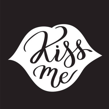 Öp beni elle yazılmış metin, slogan, kelimeler, tipografi, el-dudak şekli siluet yazı hat,. El-t gömlek grafik tasarım için yazma vektör. Tee sloganı. Siyah arka plan üzerine bir renk.