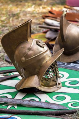 Kask Ortaçağ askeri kalkan kılıç ve zırh. Yararlı bir yeniden yapılanma arka planı için