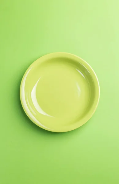 Grüner Teller Auf Grünem Hintergrund Oben Ansicht Nützlich Als Lebensmittelhintergrund — Stockfoto