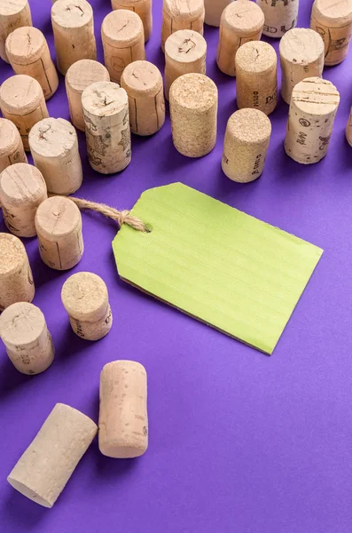 Tapones Corcho Vino Con Etiqueta Verde Sobre Fondo Púrpura Útiles —  Fotos de Stock