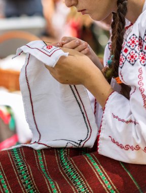 El ile çalışan bir Romen halk limanda giymiş genç kadın