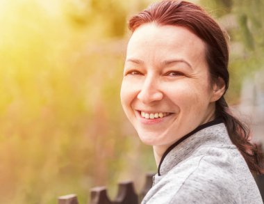 Doğada doğal cilt ile mutlu genç kadın. Kadın portresi