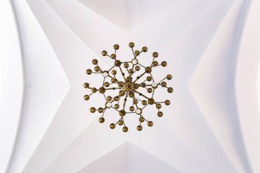 Kilise tavanda bir avize. Simetri, çizgiler ve daireler.
