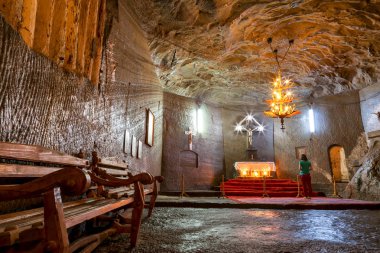 Cacica, Romanya - Ağustos 20,2017, genç kadın dua kilise o