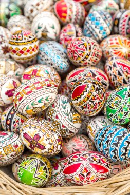 Geleneksel renkli bir şekilde dekore edilmiş Paskalya yumurtaları