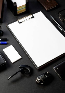 Ofis Büro papperwork, kartvizit siyah mock-up ile