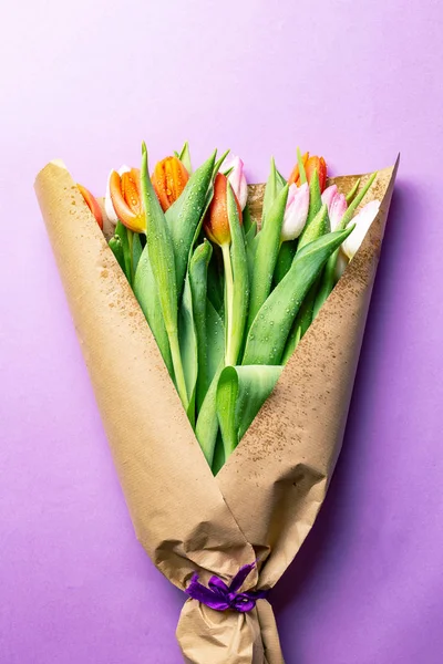 Strauß Tulpen in braunes Papier gewickelt — Stockfoto