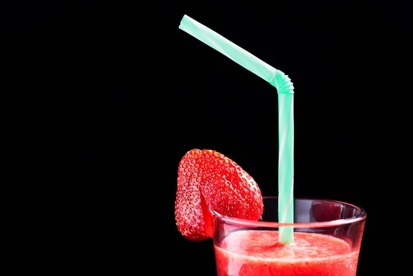 Nahaufnahme Erdbeerfrucht mit Erdbeermischung und trinken stra — Stockfoto