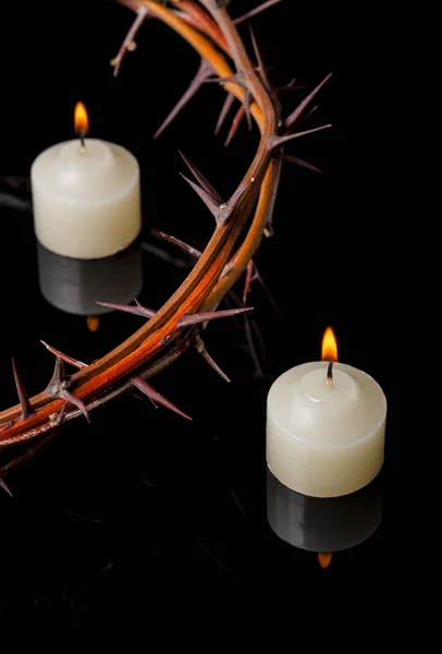 Crown of thorns of Jesus Christ at candles lights — Stock Photo, Image