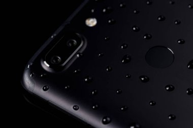 Su Close-Up damla siyah Smartphone'da çift kamera ile f