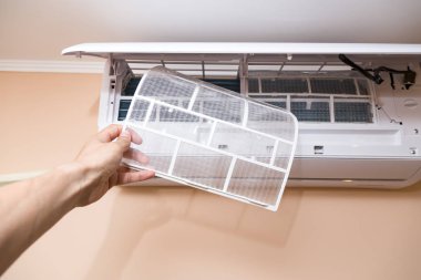 Kişinin havalandırma temizler ve filte kaldırır