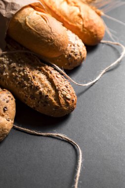 Siyah arka plan üzerine tohumları ile farklı taze ekmek