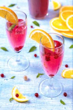 Taze yaz orange, frenk üzümü, nane yaprağı ile kokteyl