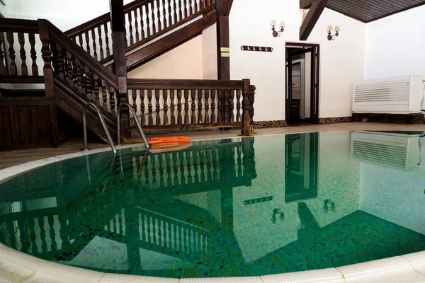 Zrcadlení bazén se schody — Stock fotografie