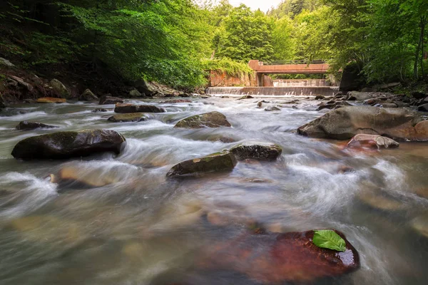 Lange Exposition gegenüber fließendem Bergwasser zwischen Steinen — Stockfoto