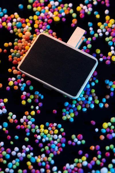 Mini-Tafel mit bunten essbaren Zuckerperlen als Dekoration — Stockfoto