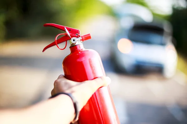 Hombre con un extintor de incendios en la mano — Foto de Stock