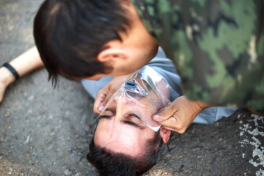 Bir kişi için ilk yardım veren adam