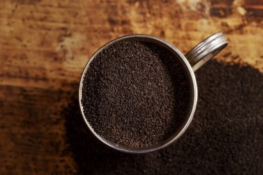 Haşhaş tohumu kupa üstten görünüm ahşap arka plan üzerinde