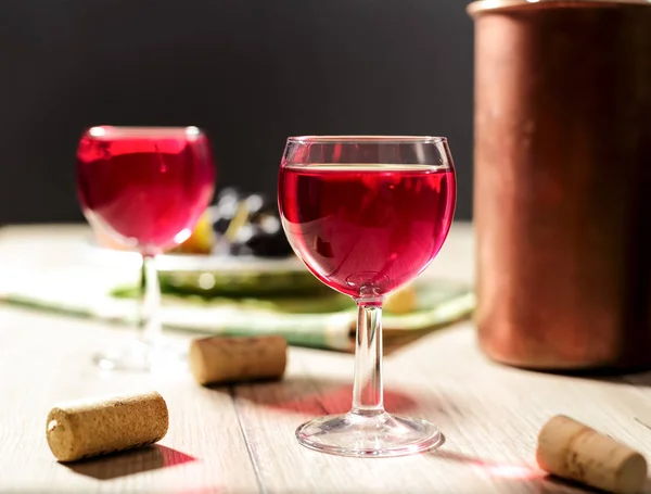 Glazen rose wijn in de buurt van de koude emmer — Stockfoto