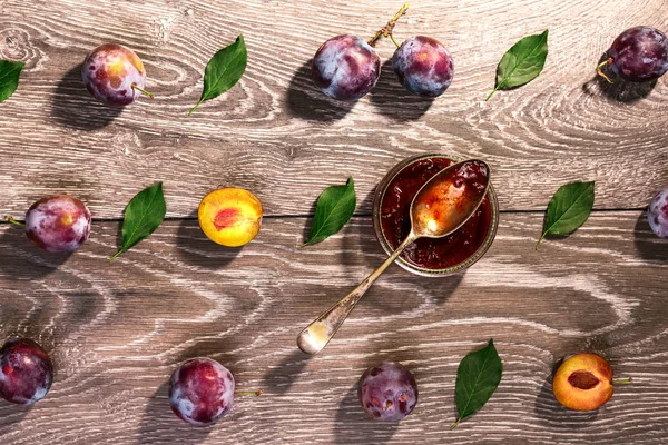 Gem de prune lângă model de prune — Fotografie, imagine de stoc