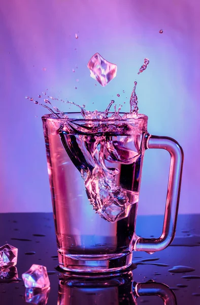水の水しぶき。落下に氷を水のガラスに、 — ストック写真