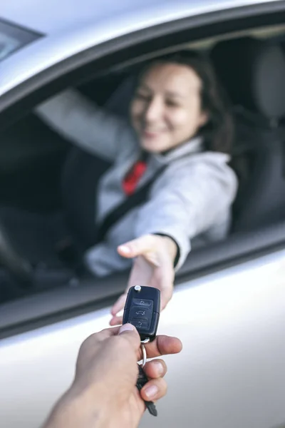 Šťastná mladá žena obdrží klíče od svého nového vozu — Stock fotografie