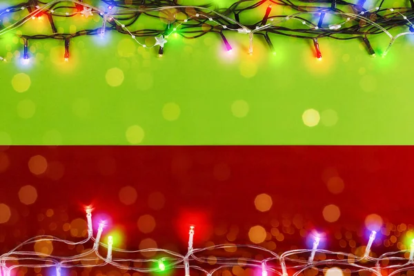 Luces de Navidad sobre fondo verde y rojo — Foto de Stock