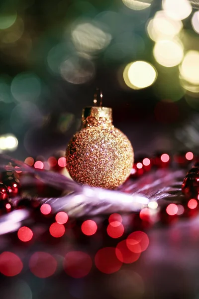 Bola de Navidad de oro con luces de Navidad conjunto — Foto de Stock
