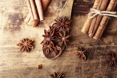 Yıldız anason tarçın ahşap arka plan üzerinde sopa