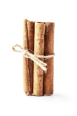 Tarçın çubukları beyaz üzerine izole