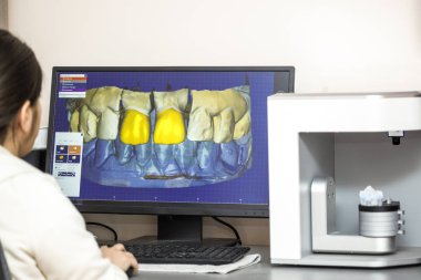 Mak için diş yazılım platformu olan bilgisayarda çalışan kişi