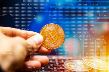 Bir Bitcoins elinde olan kişi