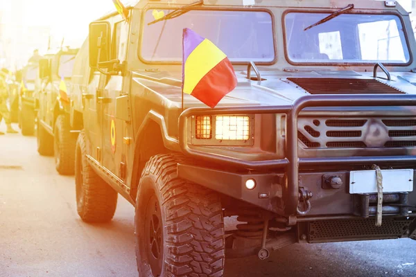 Ejército camuflaje vehículos militares con bandera de Rumania, militar ve — Foto de Stock