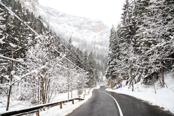 Día de invierno en el camino de la montaña — Foto de Stock