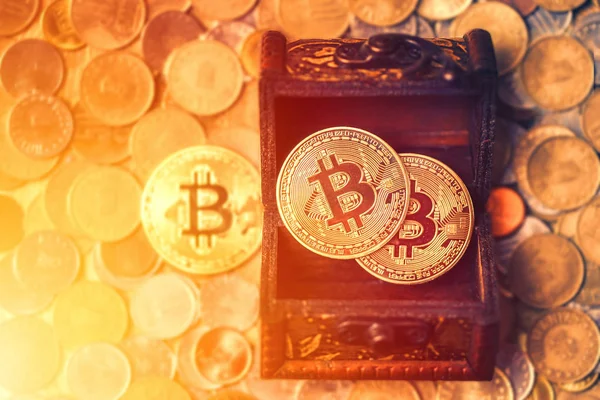 Skatten av metall Bitcoins över mynt bakgrunden — Stockfoto