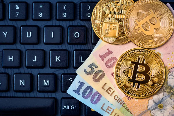 Metal Bitcoins ve Romanya para (Ron, yeni Lei) keyboa — Stok fotoğraf