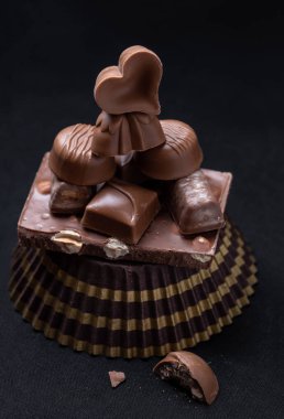 Çikolata, fındık, badem sütü ve üstüne çikolata kalp 