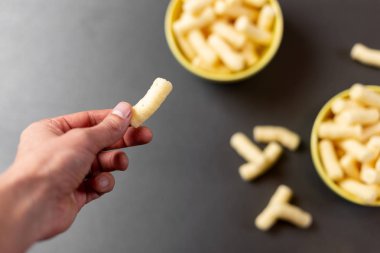 Mısır puffs masa üzerinde tutan el