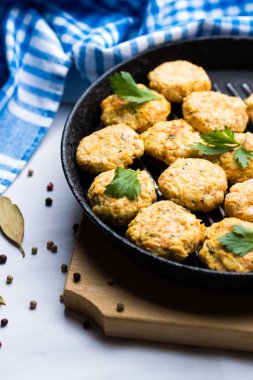 Tavuk ve sebze yapılan köfte