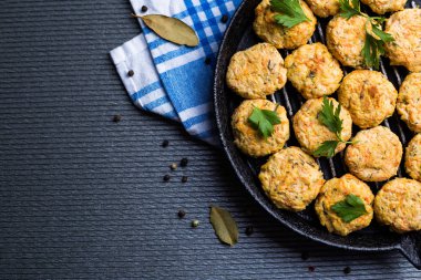 Siyah arka plan üzerinde Pan ızgara kavrulmuş köfte